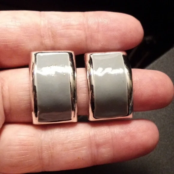 Beautiful Sea foam Green And Silver Tone Vintage Earrings - Picture 2 of 4